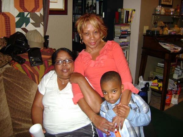 Cynthia Barefield (Sitting), Debra Barefield and grandson Jaden
Finas Barefield Srs Daughters